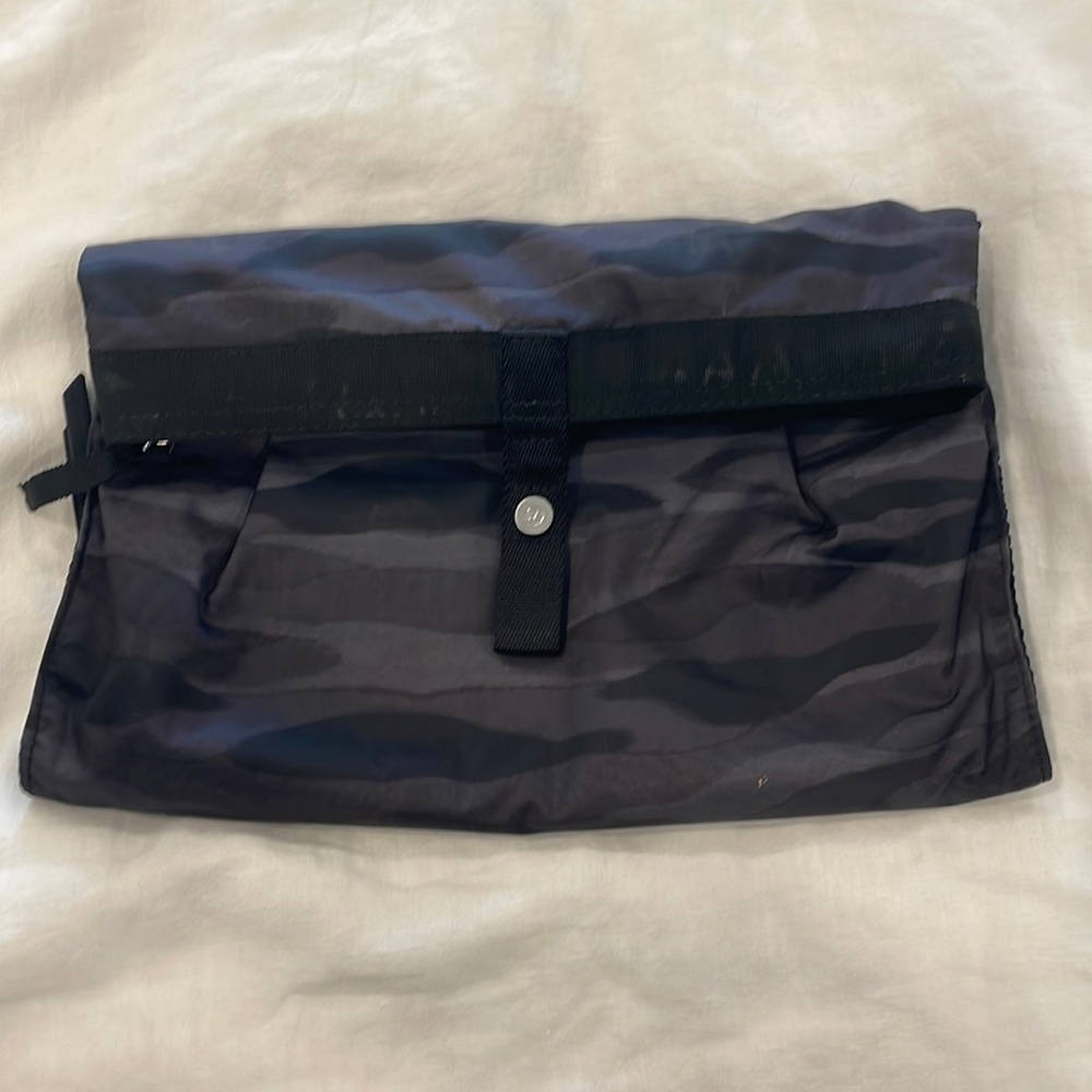 Lululemon hanging toiletry bag